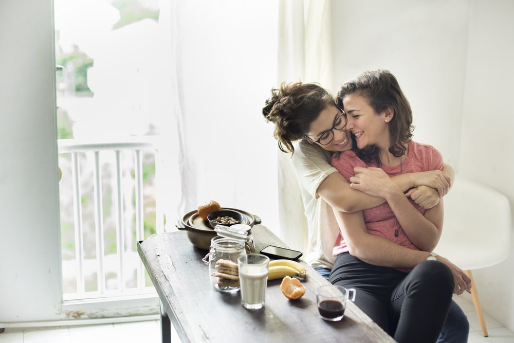 como saber si a una mujer le gusta otra mujer 1