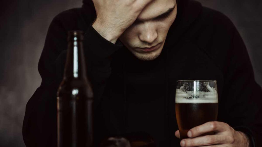 como saber si una persona es alcoholica